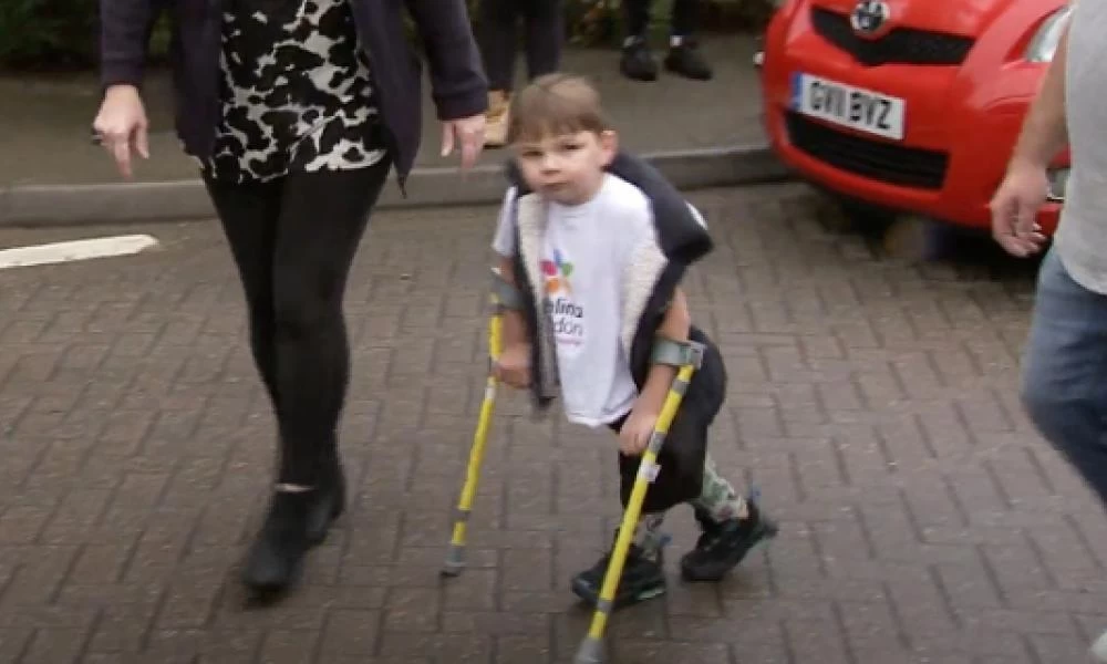 5χρονος με αναπηρία περπατά 10 χιλιόμετρα και συγκεντρώνει 1 εκατομμύριο δολάρια